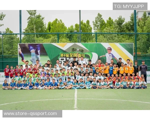 足球儿童欢乐多快乐成长在绿茵场上让梦想在球场上飞扬